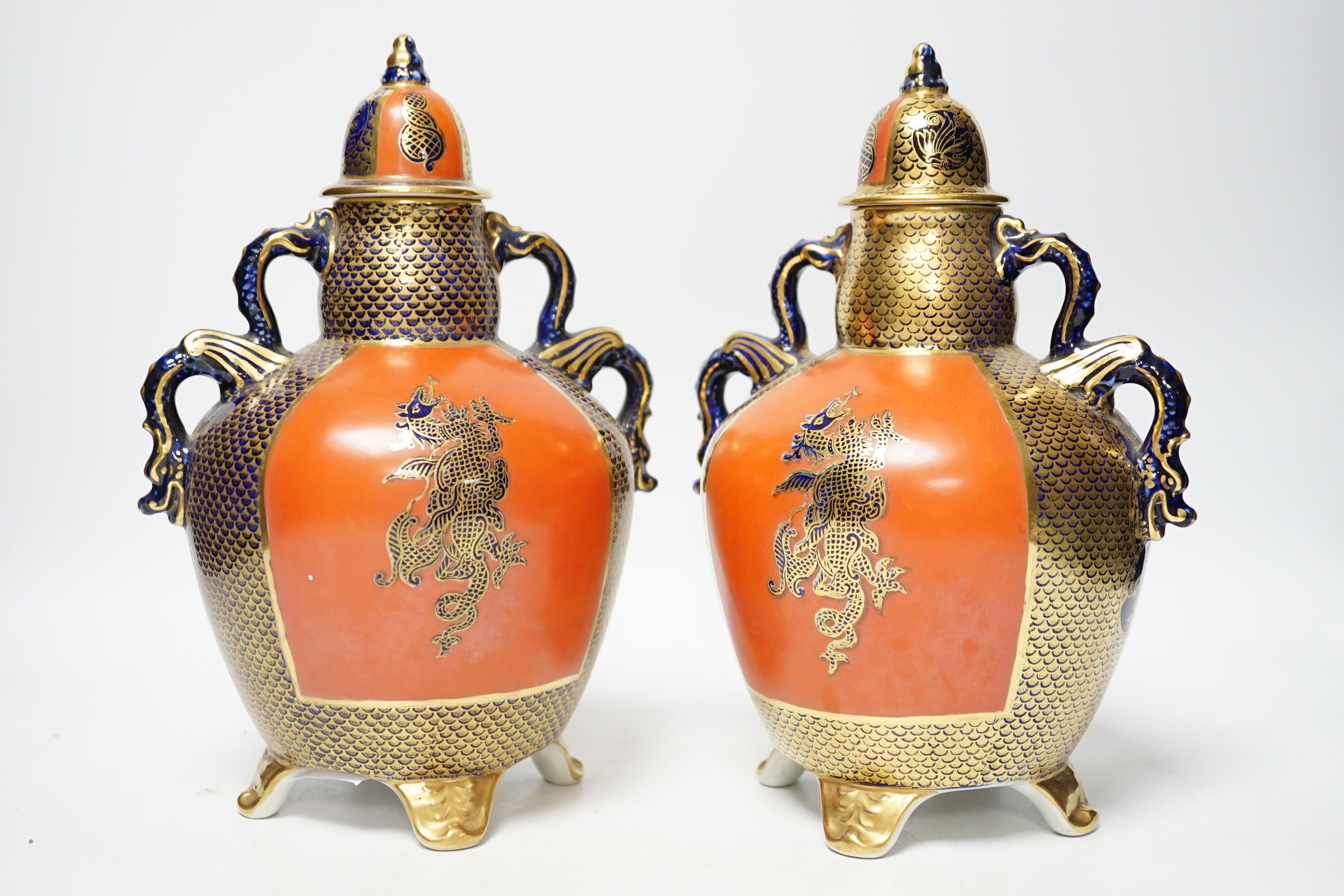 A pair of Masons Ironstone red, blue and gilt chinoiserie lidded vases, early 20th century, 25cm